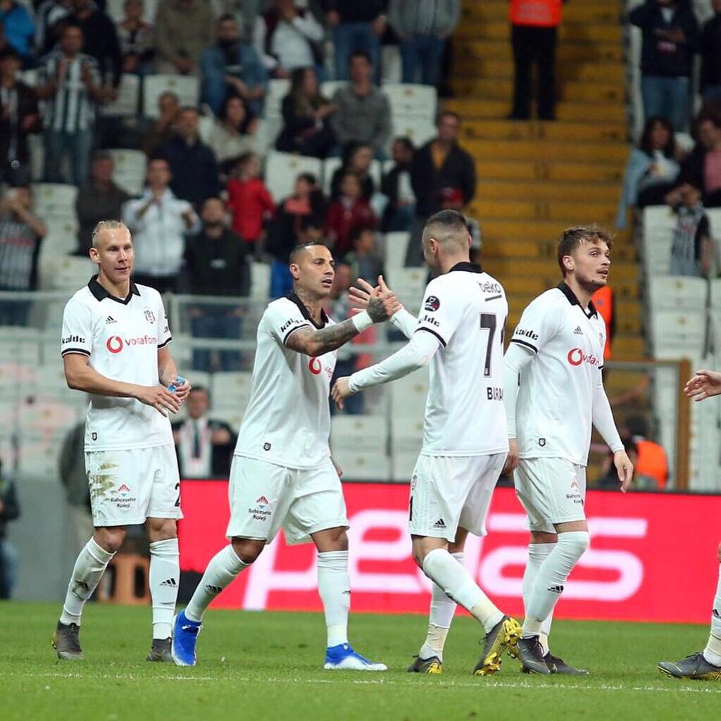 Besiktas's tweet photo. İkinci golümüzden sonra Quaresma ve takımımızın gol sevinci 💪 https://t.co/AUQtWsz9Zi
