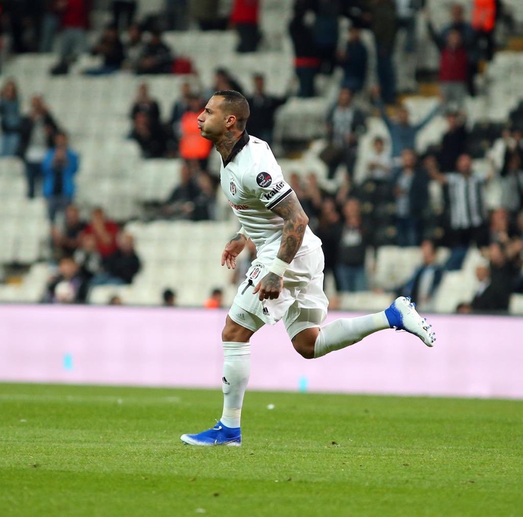 Besiktas's tweet photo. İkinci golümüzden sonra Quaresma ve takımımızın gol sevinci 💪 https://t.co/AUQtWsz9Zi