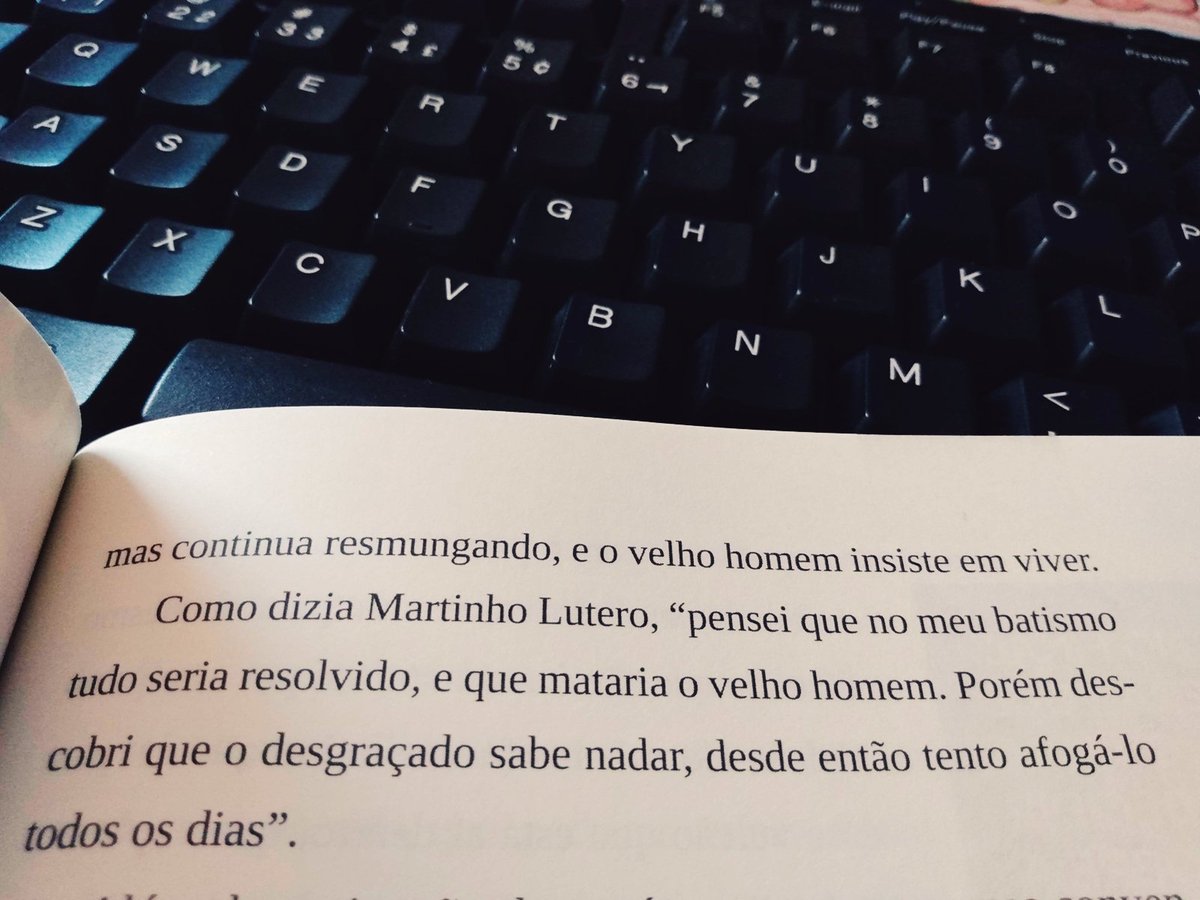Dear_Writerr's tweet image. Como dizia Martinho Lutero, "pensei que no meu batismo tudo seria resolvido, e que mataria o velho homem. Porém descobri que o desgraçado sabe nadar, desde então tento afogá-lo todos os dias."  
@LucaMartinii