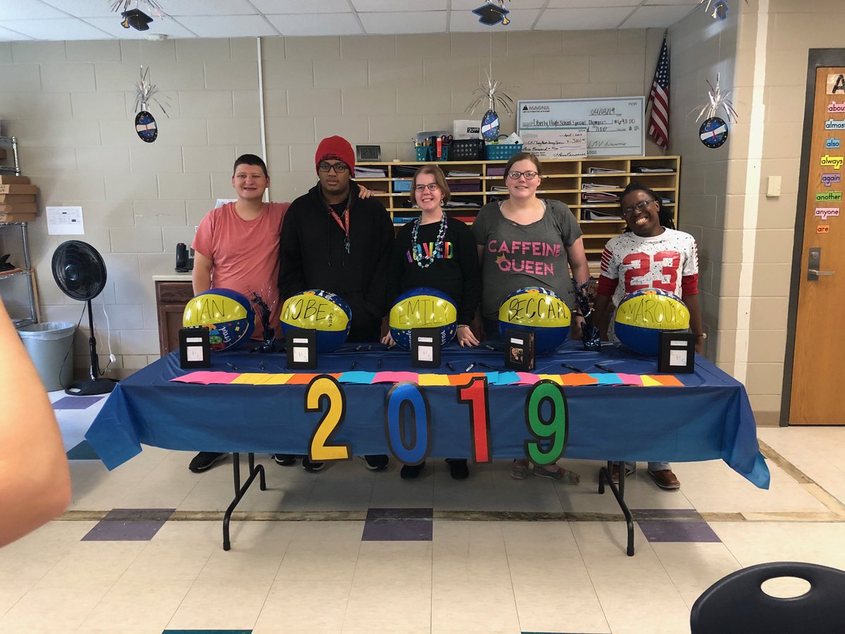 MrG_LHS's tweet photo. Celebrating NINE of our amazing graduates! So much has been accomplished the last few years, but there are still more chapters to be written! ⁦@LHSJAYS⁩ ⁦@TheNest_LHS⁩ #lpsleads https://t.co/NQxQJQafya