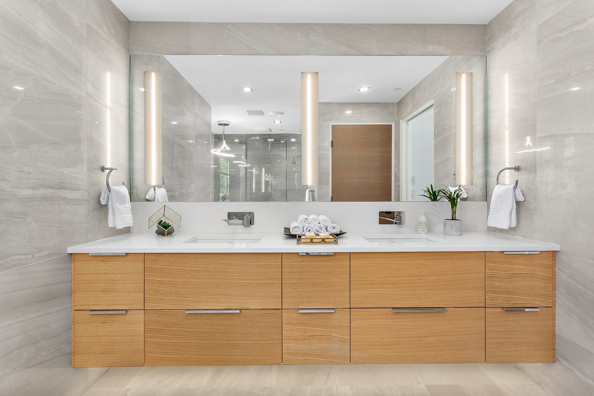 Mondays made so much better thanks to this beautiful master #bathroom 💫 #BBIDTheWordOn33rd