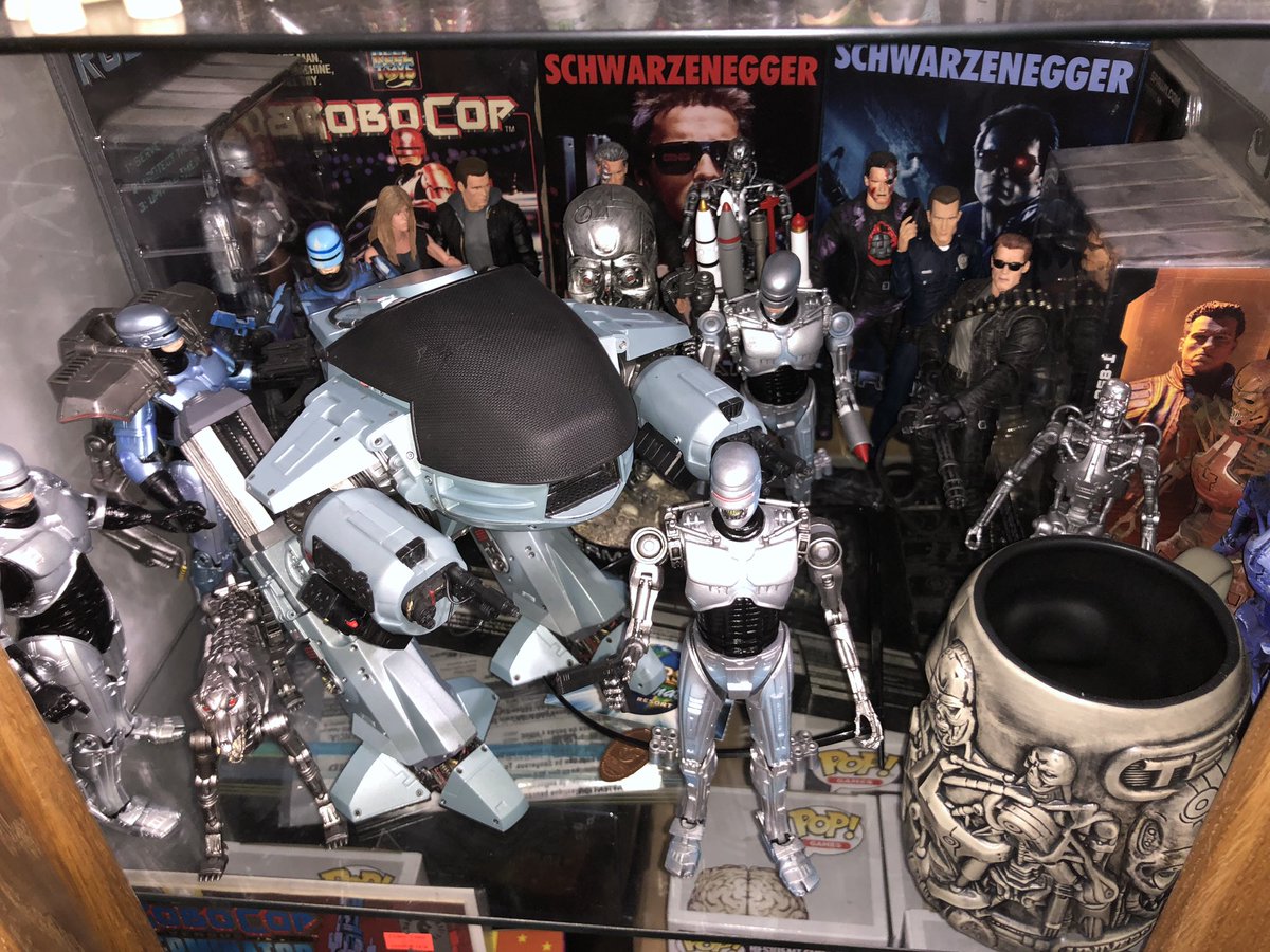 HCHecxz's tweet photo. @TheArnoldFans @Terminator Hope I’m not too late to the party. (Also don’t mind Robo &amp; Friends, they wanted to celebrate too) #HappyTerminatorDay #TerminatorDay #Terminator https://t.co/BAWxjVPZz5