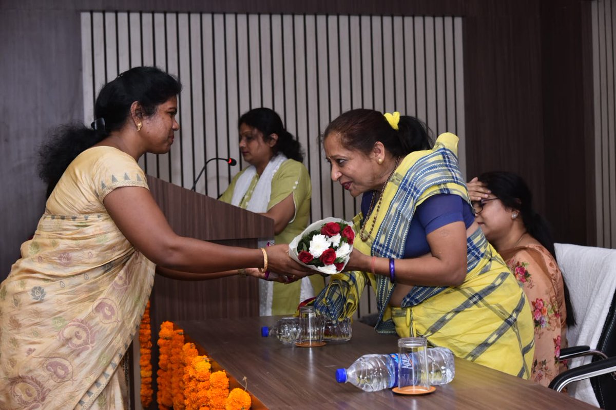 SapnaSaraf3's tweet photo. @CVRAMANUNIVERSITY  #Student #MotherDay के उपलक्ष्य मे मुझे बुलाया गया और सम्मान किया गया तथा #SAFENSURE सेनेटरी पैड कि जानकारी ली गई #Awairness

#women https://t.co/n8gx2JMDj8