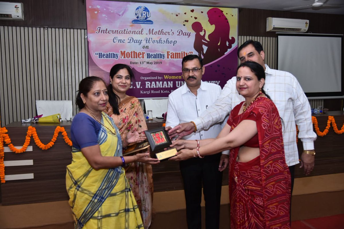 SapnaSaraf3's tweet photo. @CVRAMANUNIVERSITY  #Student #MotherDay के उपलक्ष्य मे मुझे बुलाया गया और सम्मान किया गया तथा #SAFENSURE सेनेटरी पैड कि जानकारी ली गई #Awairness

#women https://t.co/n8gx2JMDj8