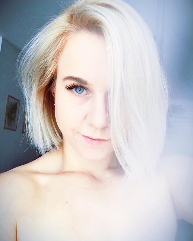 Zmiana... Nie tylko kodu na „trójkę” z przodu. Czas spoważnieć, koniec z fioletowymi, niebieskimi i różowymi włosami, wracam do mojego naturalnego blondu!
....
Hmmm.... Kto uwierzył? 😂
—————
#blondwłosy #blondwlosy #platinumhair #wlosyblond #wlosoman… bit.ly/2JBtin7