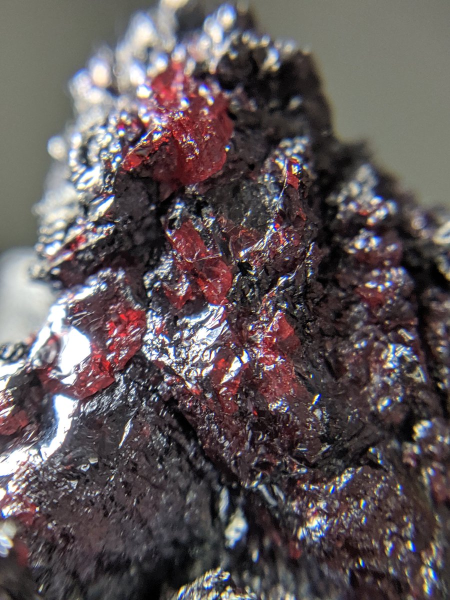 りゅう 淡紅銀鉱 Proustit 針銀鉱 Acanthite 貴重な銀の硫化鉱物 しかも王家所有の鉱山だそうで 厳しい規制があるのだとか 母岩が針銀鉱 赤いところ ルビーシルバーと呼ばれる が 淡紅銀鉱 ギラッとした金属光沢があるのに 透明感もある Q