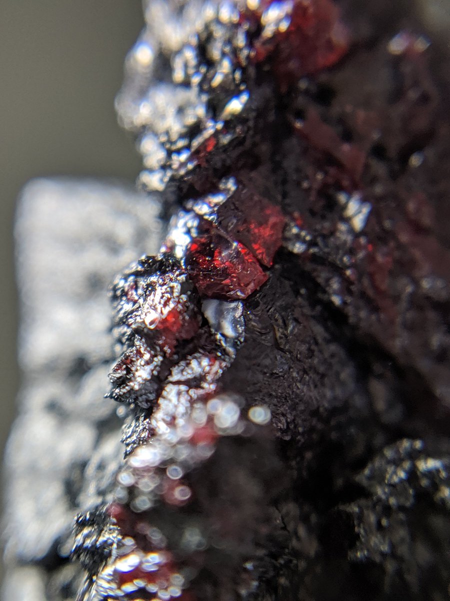 りゅう 淡紅銀鉱 Proustit 針銀鉱 Acanthite 貴重な銀の硫化鉱物 しかも王家所有の鉱山だそうで 厳しい規制があるのだとか 母岩が針銀鉱 赤いところ ルビーシルバーと呼ばれる が 淡紅銀鉱 ギラッとした金属光沢があるのに 透明感もある Q