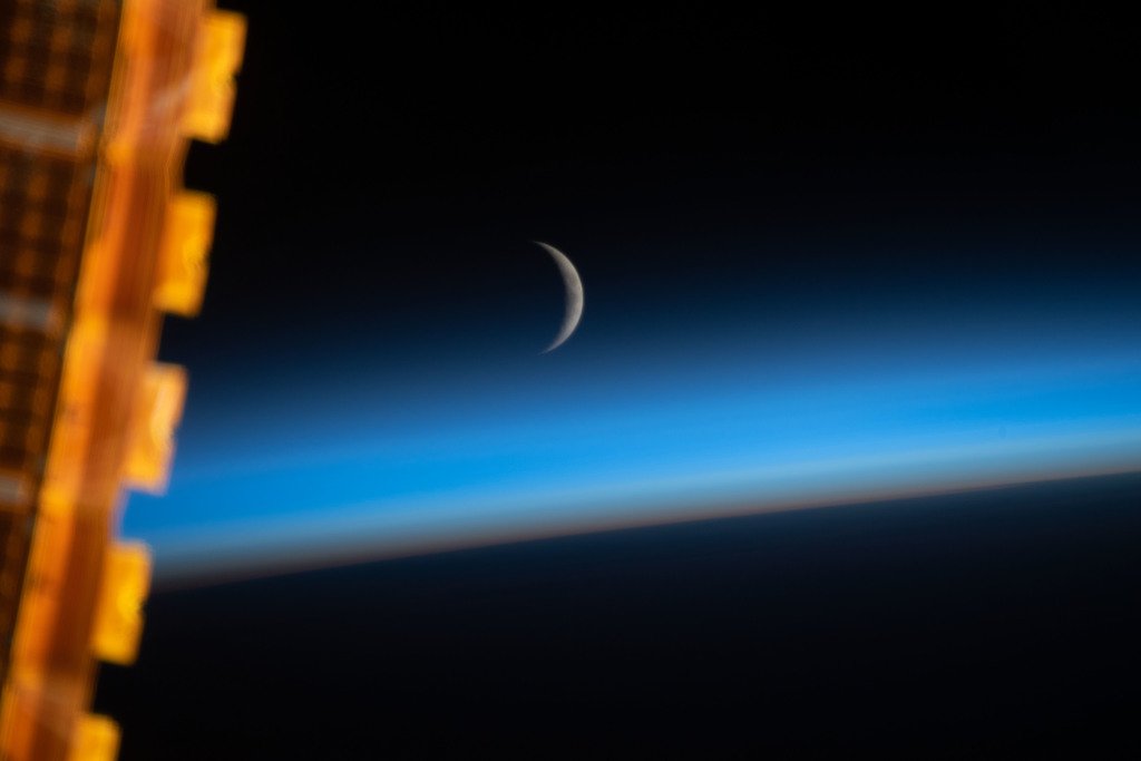 bit_07's tweet image. Waxing Crescent Moon Above Earth's Limb go.nasa.gov/2VzrTEB via @NASA