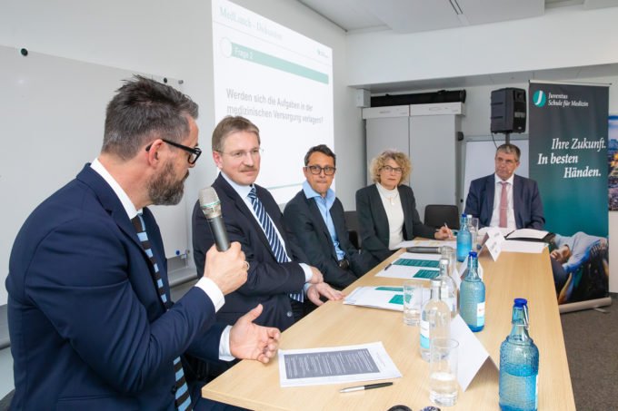 „Der Mensch ist kein Toyota“, sagt Dr. Carlos Beat Quinto, Mitglied des FMH-Zentralvorstands anlässlich des 1. Juventus MedLunch von juventus.ch +++ m-q.ch/1-medlunch-der…
#juventus #bildung #weiterbildung <a href="/JuventusSchulen/">Juventus Schulen</a>