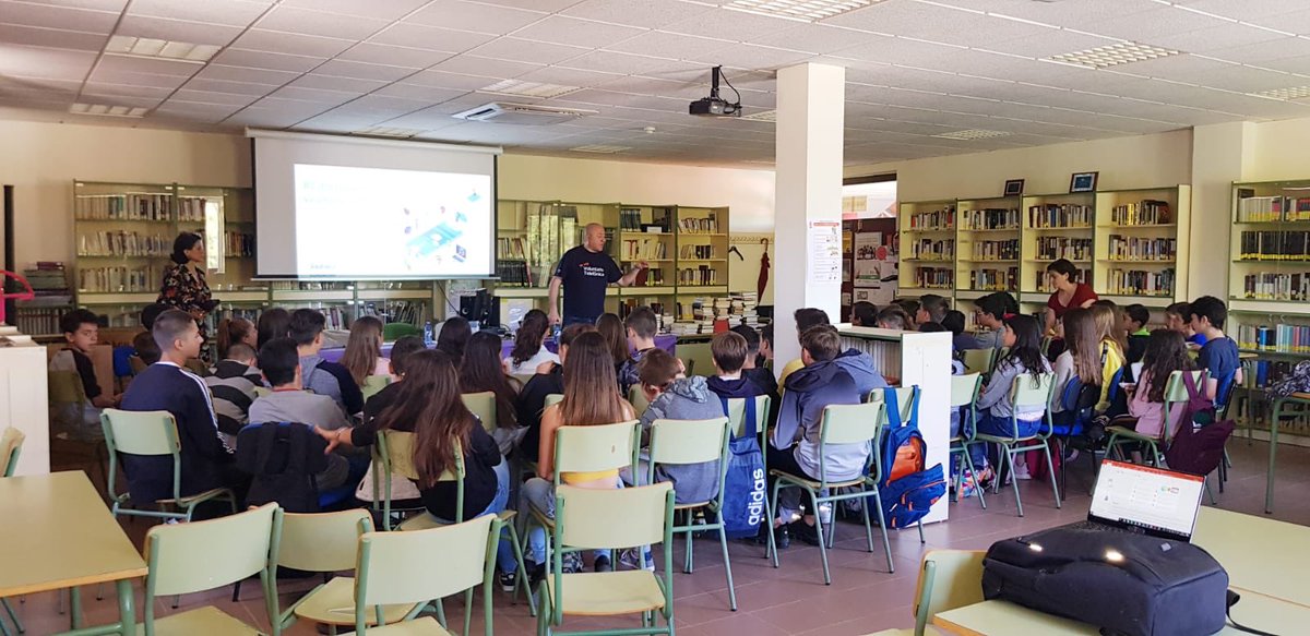 En Telefonica tenemos una responsabilidad con la sociedad. Educando en el uso responsable y seguro de la tecnologia a traves de nuestra fundacion!! 178 chavales esta mañana han participado del instituto <a href="/europa_ies/">IES EUROPA</a> en la iniciativa #CiberseguridadAlCole <a href="/ElevenPaths/">ElevenPaths | Part of Telefónica Tech</a> <a href="/fundacionTef/">Fundación Telefónica</a>