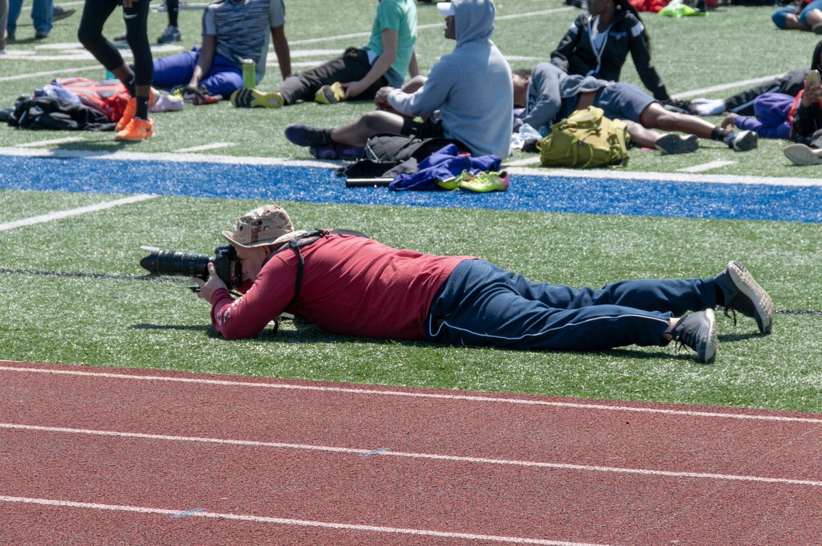 723NiemeyerCR's tweet photo. Hey, Celebrity sighting..at one of the many track meets he was working this season! Great guy and fantastic shots! @cheapSeatsPhoto @RonRigdon #actionseeking #bannerphotos @FoxAthletics @JaguarAthletics https://t.co/NFvc7Kj46X
