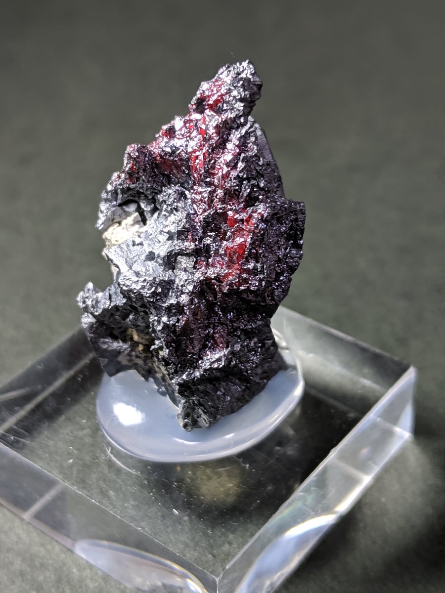 りゅう 淡紅銀鉱 Proustit 針銀鉱 Acanthite 貴重な銀の硫化鉱物 しかも王家所有の鉱山だそうで 厳しい規制があるのだとか 母岩が針銀鉱 赤いところ ルビーシルバーと呼ばれる が 淡紅銀鉱 ギラッとした金属光沢があるのに 透明感もある Q