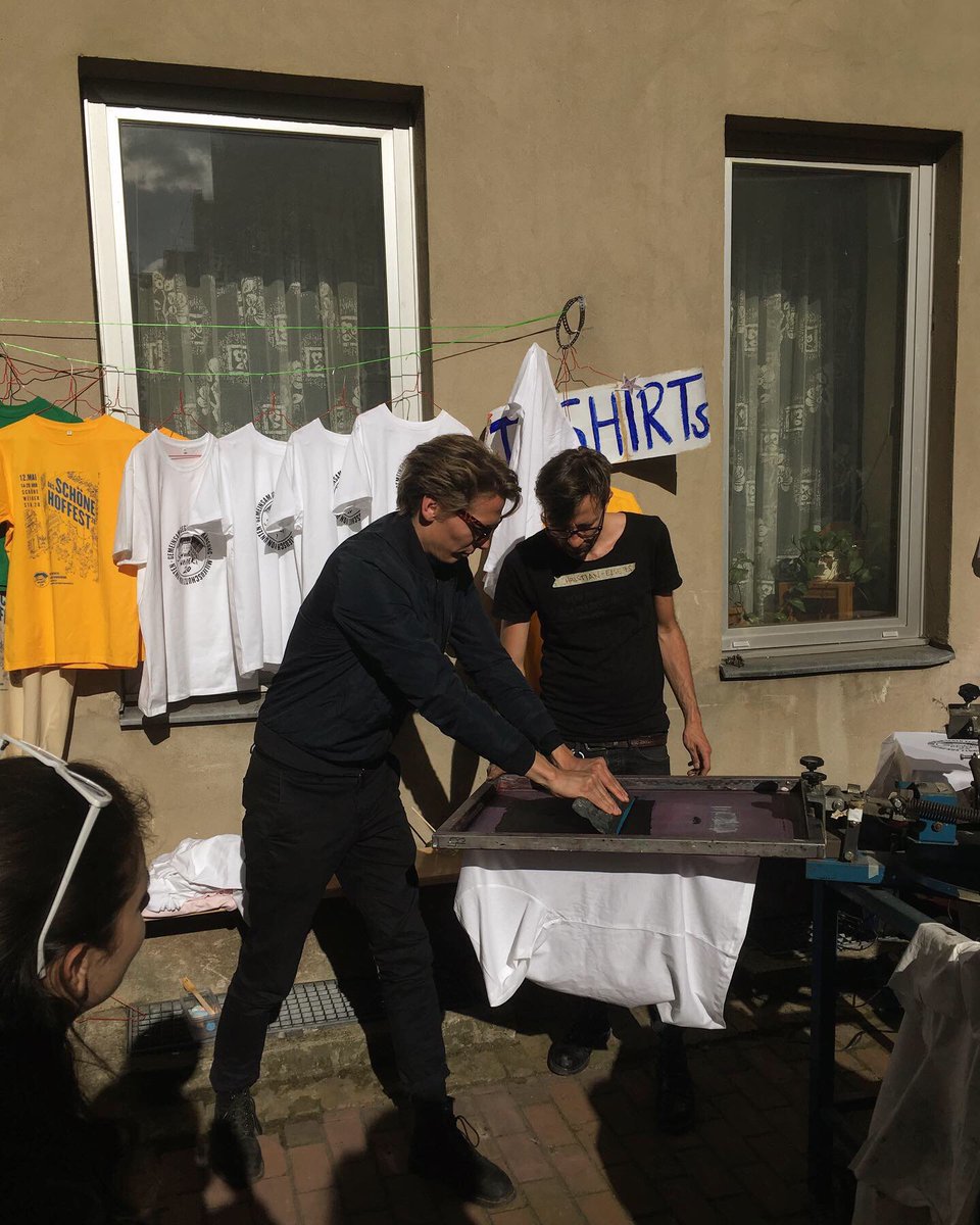 Christian von der <a href="/else75bleibt/">Else75</a> hat gestern auf unserem Hoffest den T-Shirt Druck gemacht. Vielen Dank für die tolle Unterstützung, ohne euch wären der Shirt-Druck nicht möglich gewesen✊❤️ <a href="/LieblingXhain/">Canan Bayram</a> <a href="/martinhikel/">Martin Hikel</a> <a href="/kaddinsky/">Katrin Schmidberger</a> @doris_hammer <a href="/FischerSeverin/">Severin Fischer</a> <a href="/Willi0812/">Willi Laumann</a> <a href="/derjochen/">Jochen Biedermann</a>