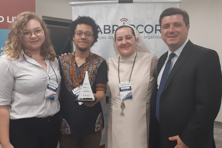 fapcom's tweet photo. #ORGULHOFAPCOM No último 07/05, nossos alunos de RP venceram o XIII Congresso Abrapcorp. Dentre 80 trabalhos representados por todas as Universidades e Faculdades de RP do Brasil, a FAPCOM ficou em 1º lugar. Parabéns, pessoal! 🏆
Saiba mais: https://t.co/goayLpyYwB https://t.co/nGVXae2Pao