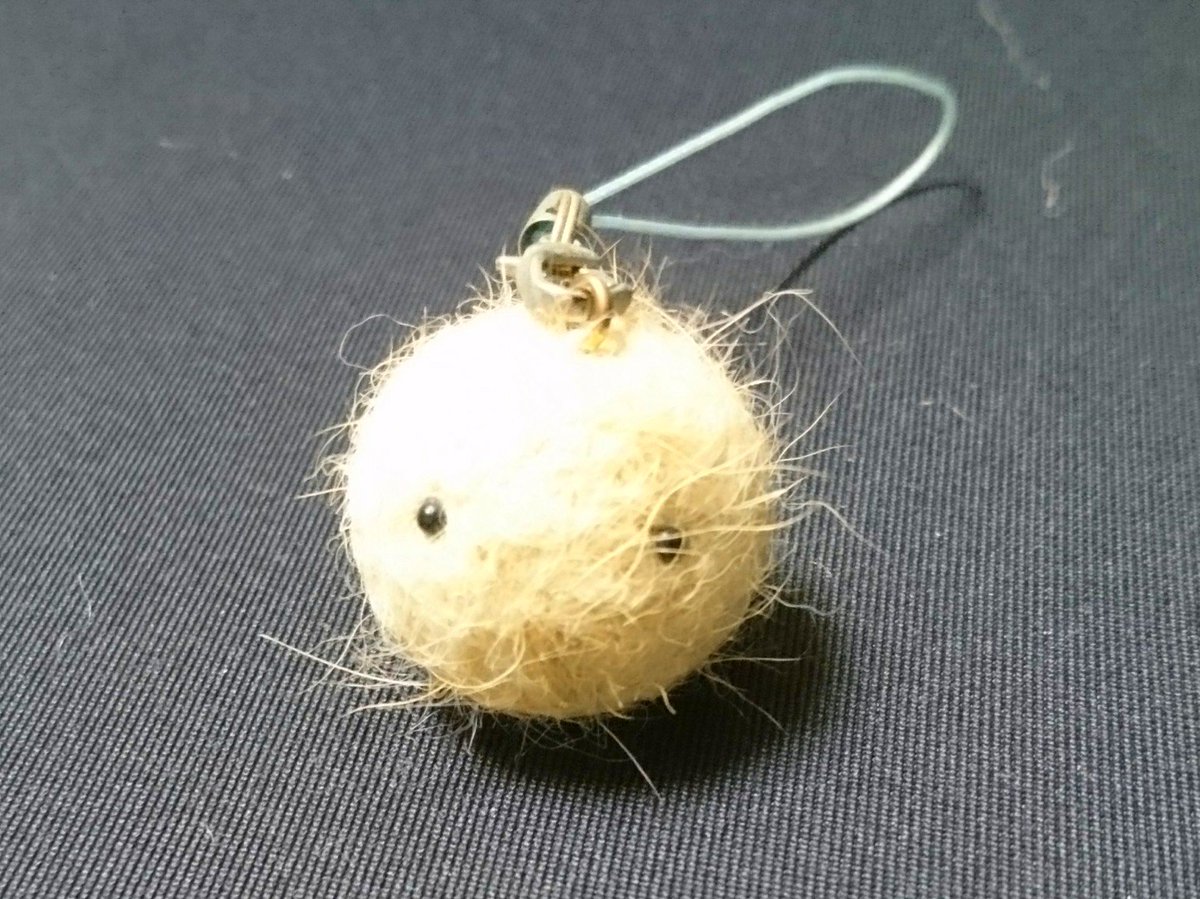 takase_farm's tweet photo. 抜け毛の季節ですね…ワンニャンをご家族にお持ちの皆さん…抜け毛をシャンプーで洗って乾かし羊毛フェルトニードルでプスプス刺すのです…丸い分身ができていつでもあなたとワンニャンは一緒です… https://t.co/CU5zfOYDVb