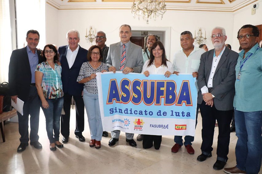 Alice_Portugal's tweet photo. MOBILIZAÇÃO TOTAL EM DEFESA DA UFBA!
Parlamentares, reitores e amigos unidos a favor da educação e contra o corte de verbas!
@lidicedamata @Daniel_PCdoB @ufbaempauta @nelsonpelegrino @ottoalencar @ASSUFBA
#naoaocortedeverbas
#emdefesadaeducação
#aliceportugal https://t.co/yy50zFeMZB
