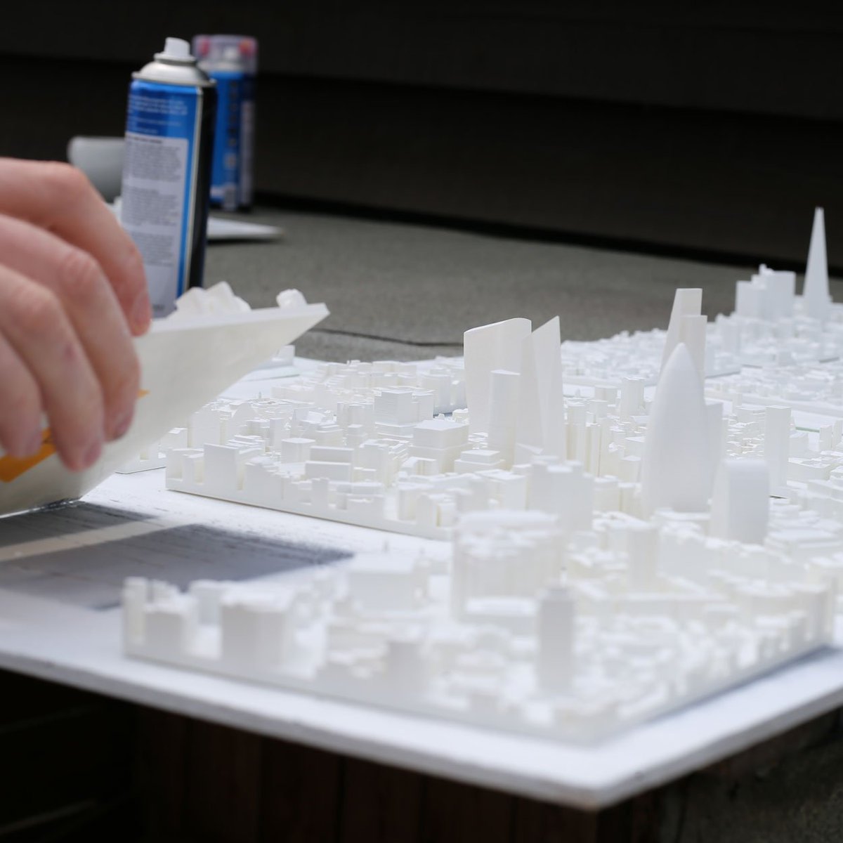 ChiselandMouse's tweet image. Finishing touches to our super sized #3dmap of London. Ready in time for #cdw2019 for display in the wonderful @deadgoodltd 

#londonmap #cityscape #londonarchitecture #architecturalsculpture