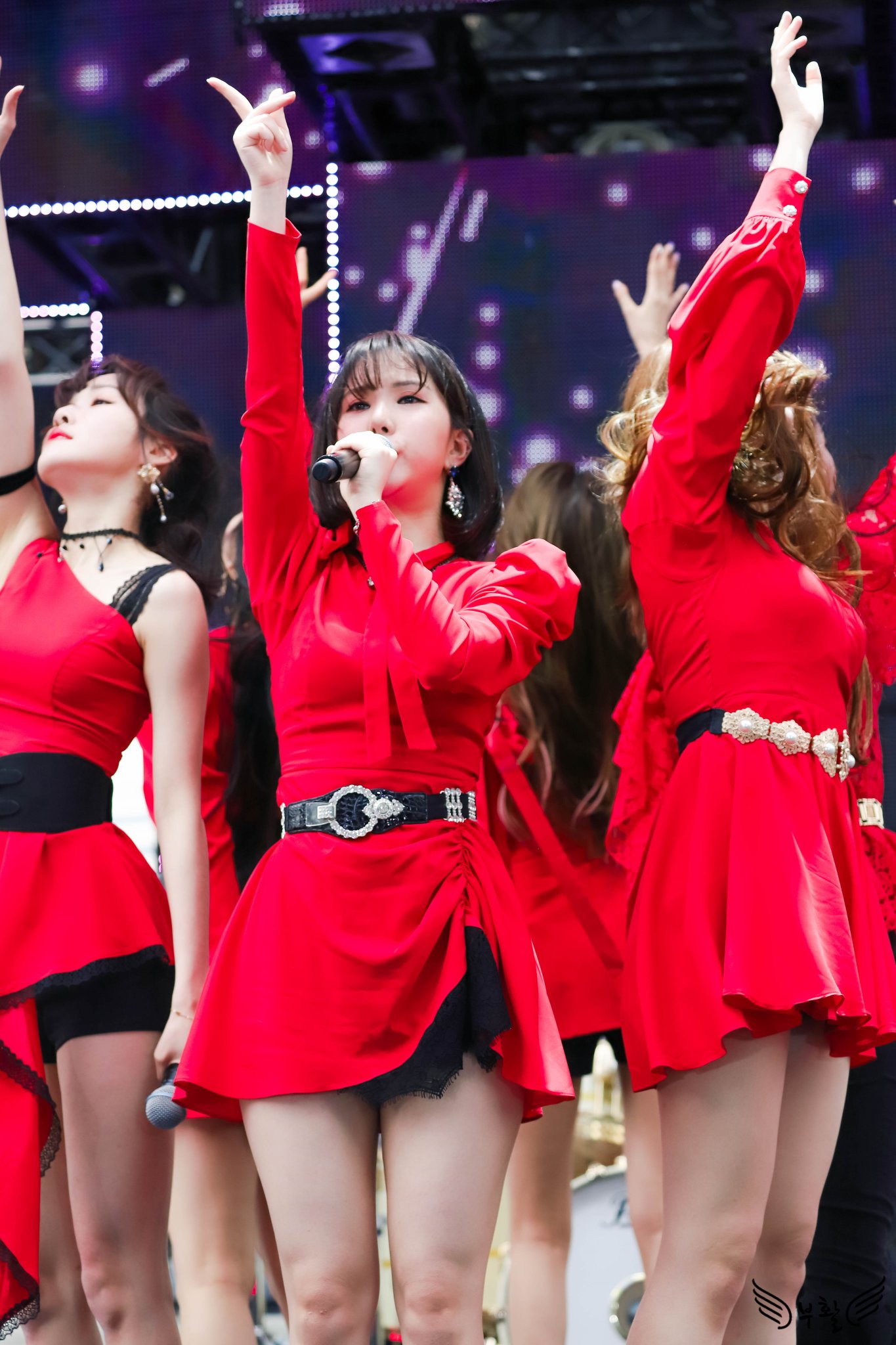 D6dCgpMUUAYpC9R.jpg:large