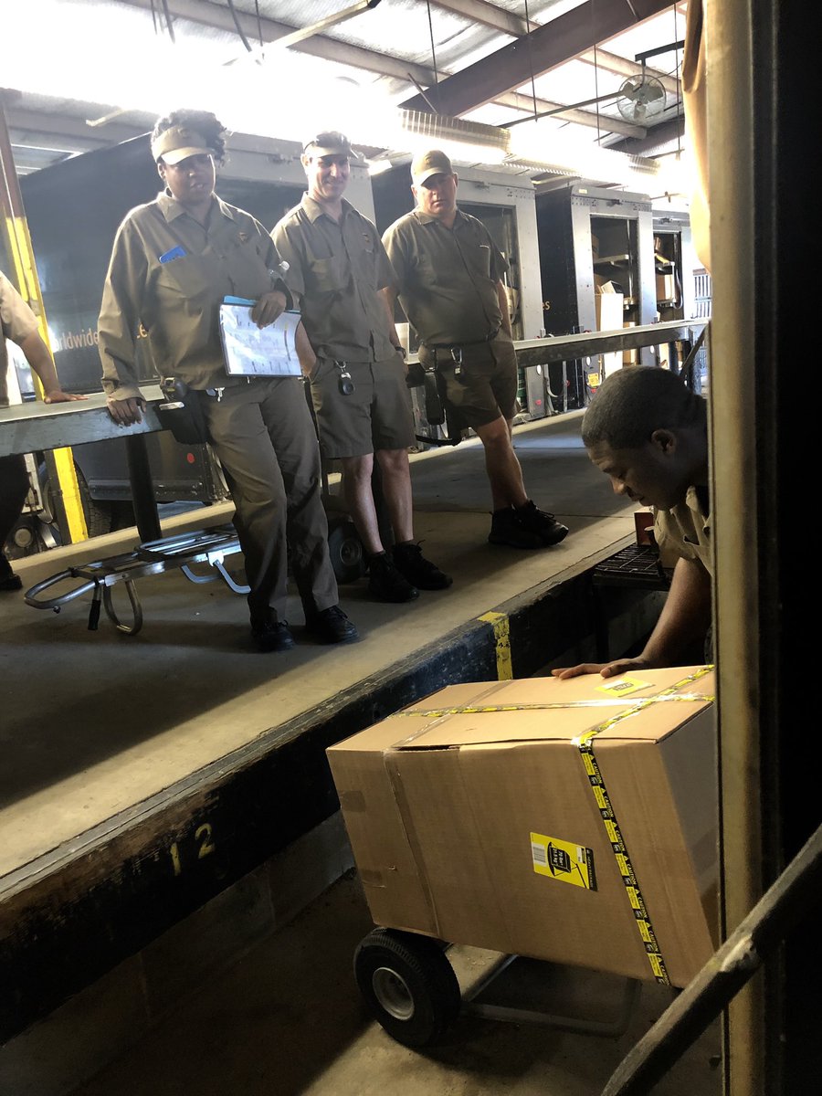 EagleEyeEddie's tweet photo. How do we handle >70’s safely? Trenzel shows us how to use our hand cart & the pkg car bumper to slide a heavy pkg off the car instead of lifting it. #StopTheMayhem and prevent injuries by using our tools & equipment. @VinnyMUPSer @AmberHenson07 @deterjeets45 https://t.co/SiLseESy3o