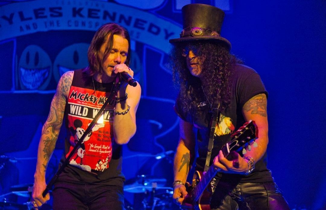 MylesKennedyArg's tweet photo. 🇦🇷🤘 @MylesKennedy y @Slash anoche en el @ArenaMaipu de Mendoza! Foto vía @SienteMendoza #Slash #MylesKennedy #LivingTheDream #Argentina #Mendoza https://t.co/mY9FNMLlGK