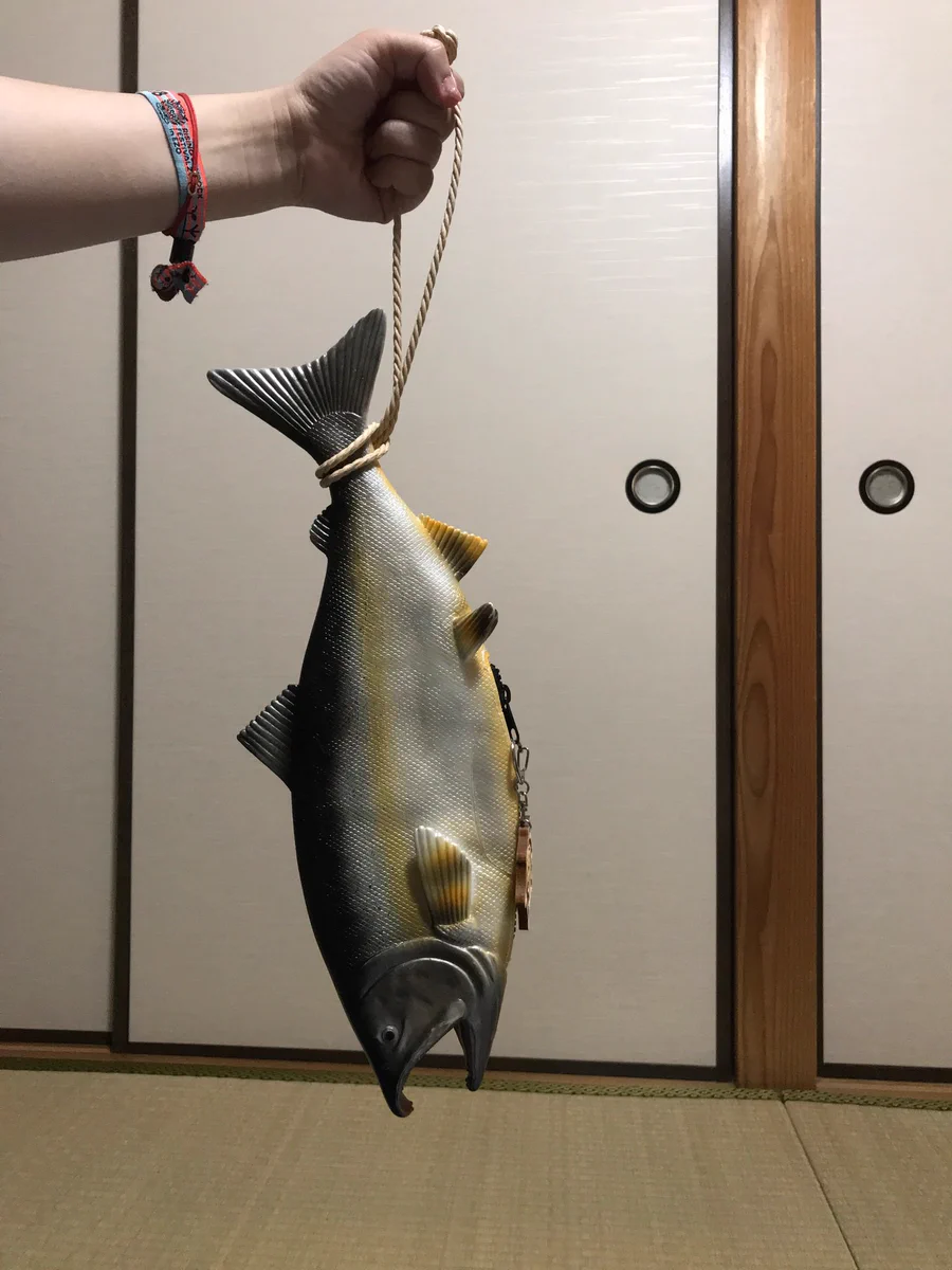 鮭バッグ、鮭好きな方には気になる一品です。リアルな鮭の中身が、女子力高くてギャップがまたいい。