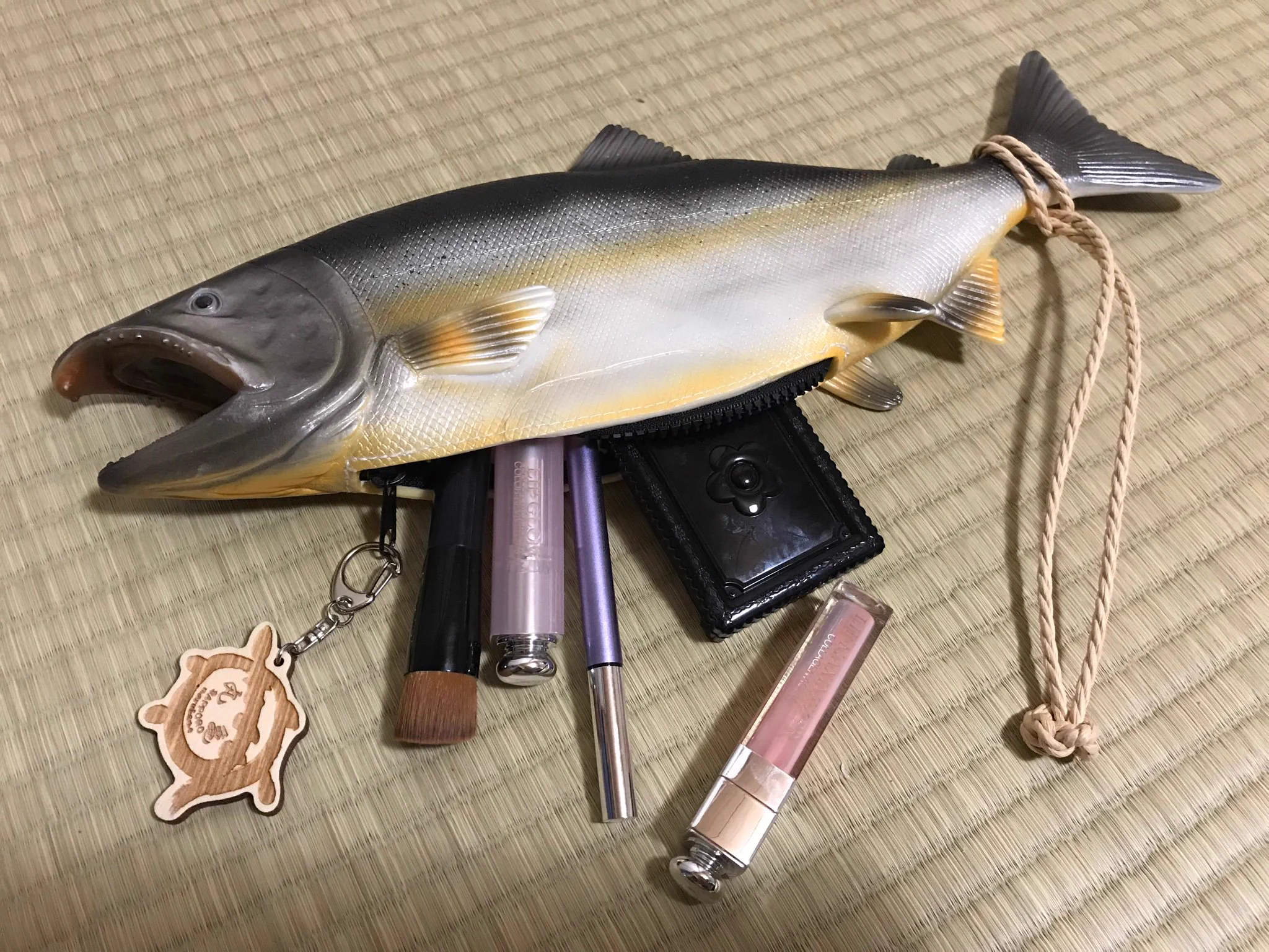 鮭バッグ、鮭好きな方には気になる一品です。リアルな鮭の中身が、女子力高くてギャップがまたいい。