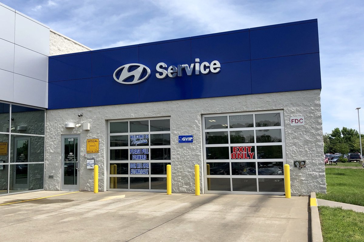 HyundaiStLouis's tweet photo. Factory Authorized Service—Nobody knows your Hyundai better!

Schedule service now: https://t.co/2T74bpCskj

#NapletonHyundai #OilChange #Maintenance #Tires #HyundaiLove https://t.co/6NHaRzPUf9