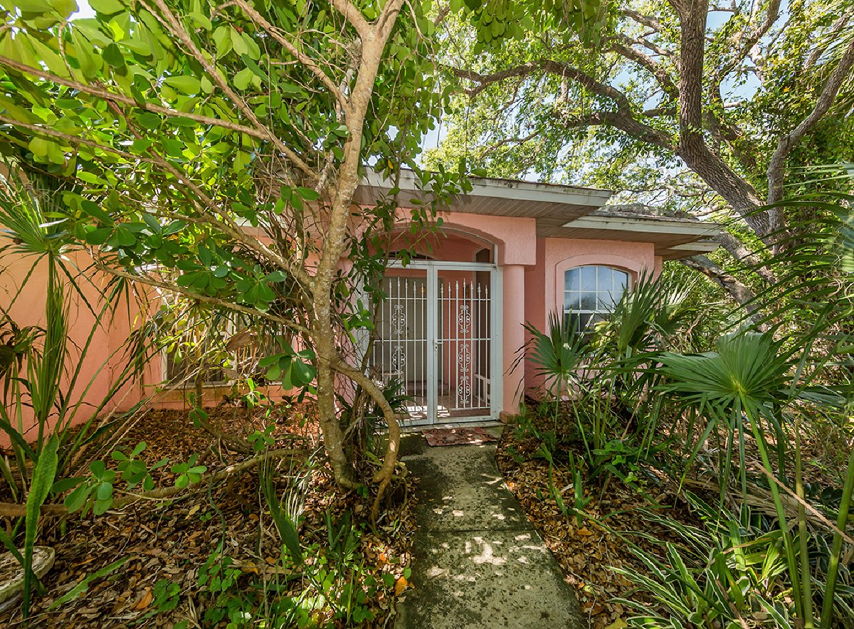 TheHesseTeam's tweet photo. Check out this charming home! Florida tropical oasis greets you when you come to visit this 3-bedroom, 2-bathroom home nestled in the tropical plants and Florida foliage. Privacy is secured with the way this home is built around the .. https://t.co/FDlPRrveCR https://t.co/iujGOyMW4b