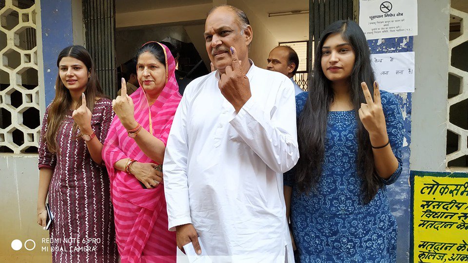 ग्वालियर में अपने लोकतांत्रिक अधिकार का उपयोग कर मतदान किया। #Gwalior #AbHogaNyay #IndianNationalCongress