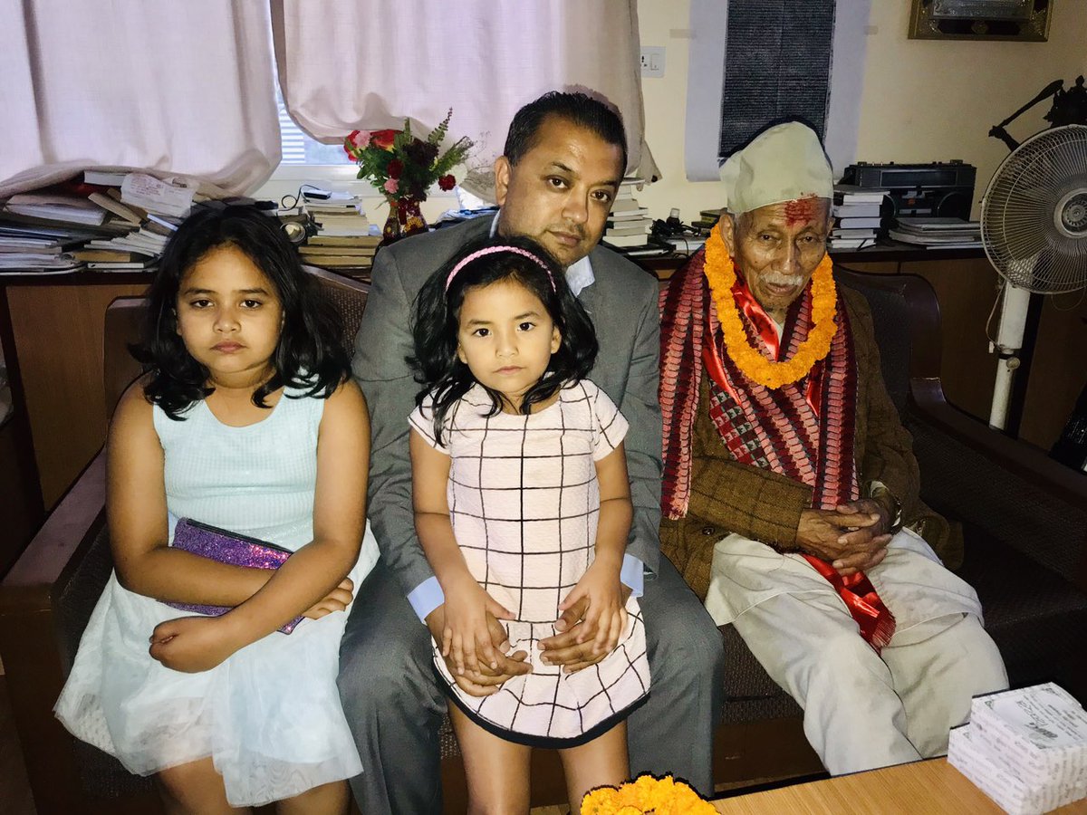 thapagk's tweet photo. स्कूलले आज किन बिदा दिएको, बाबा? छोरीले बिहानै प्रश्न गरिन। आज शताब्दी पुरुषको जन्मदिन भएर बिदा दिएको  हो भनेर अर्थ्याएँ। नबुझेर फेरि सोधिन्: त्यो भनेको के हो? मेलै घरमै लगेर चिनाउँदै भने: वहाँ हो सत्यमोहन जोशी, जो आफैमा एक जिवित पुस्तक हुनुहुन्छ। https://t.co/eUZHa7tas8