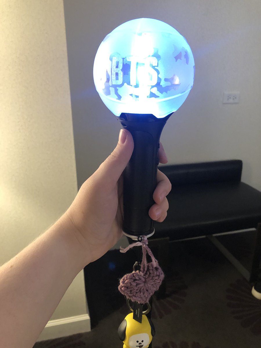 poutykooo's tweet photo. GUYS. please help me find the ARMY that passed out these cute Purple πHearts at Soldier Field Day 2! I want to thank her!
#IPurpleYou #BTS #SoldierFieldXBTS #BTSAtSoldierField_D2 https://t.co/UYtmhLI8Pu