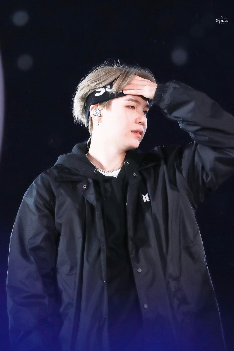 minspics's tweet photo. yoongi pushing his hair back 🥵 https://t.co/rTr2L2wXl0