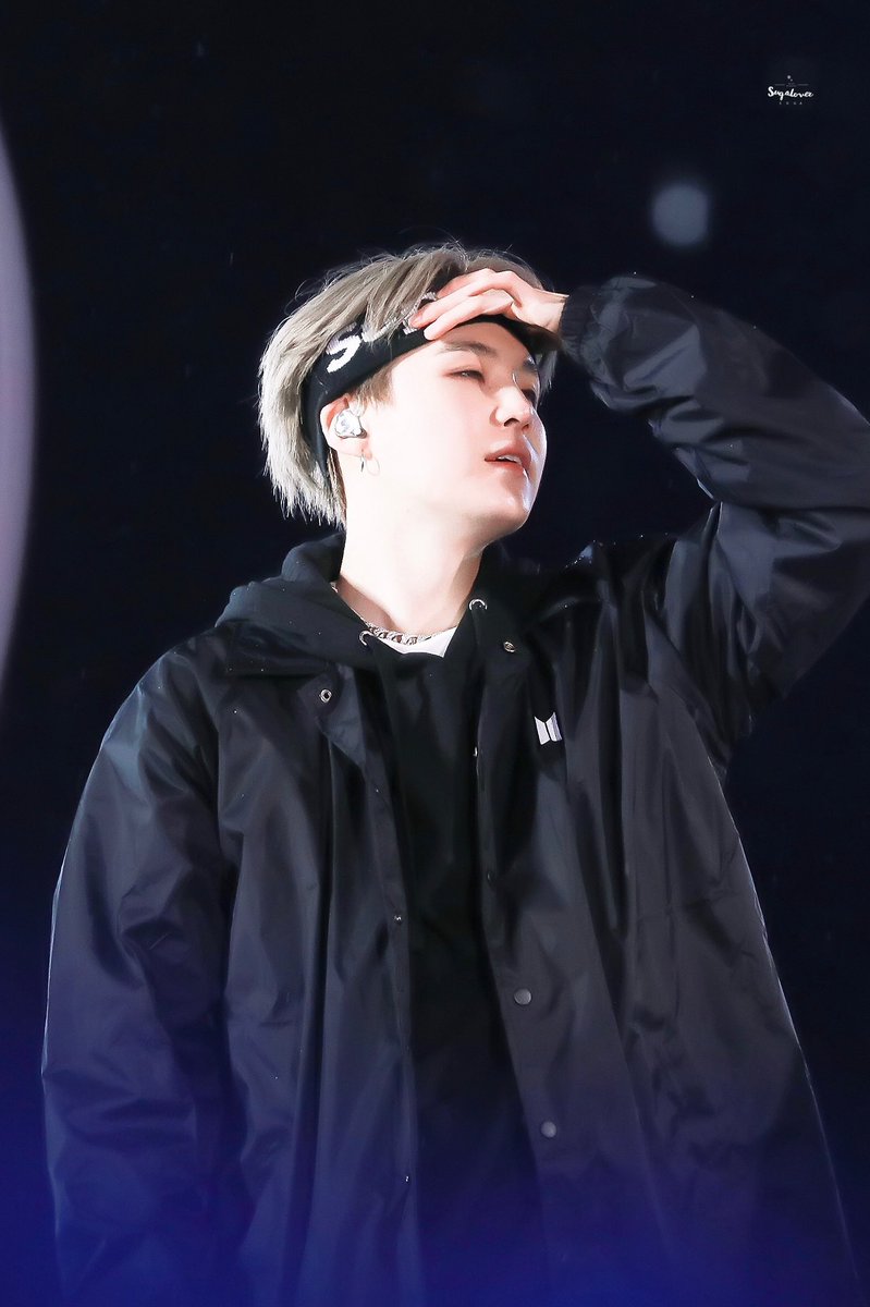 minspics's tweet photo. yoongi pushing his hair back 🥵 https://t.co/rTr2L2wXl0