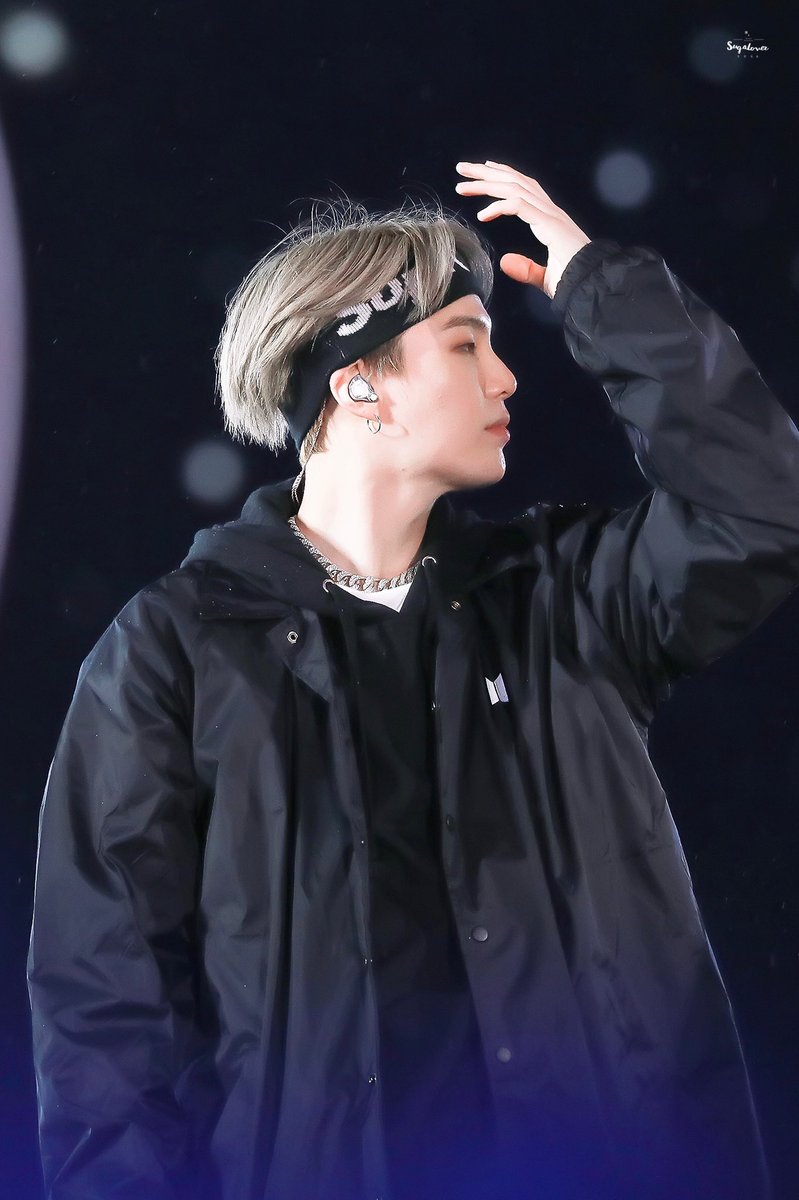 minspics's tweet photo. yoongi pushing his hair back 🥵 https://t.co/rTr2L2wXl0
