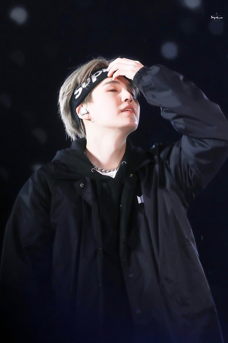 minspics's tweet photo. yoongi pushing his hair back 🥵 https://t.co/rTr2L2wXl0