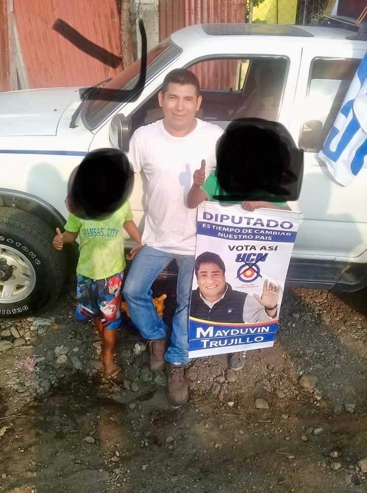 EGomerano's tweet photo. Pueblo de siquinala piensen bien en qué clase de personas quieren en la municipalidad ya que en el partido de la UCN los hombres prefieren pasearse con sus caseras que con las esposas si no vivo ejemplo el Carlos Roberto Pelico Quiej más conocido como calin hasta compro su Hilux https://t.co/BKgHbqttD7