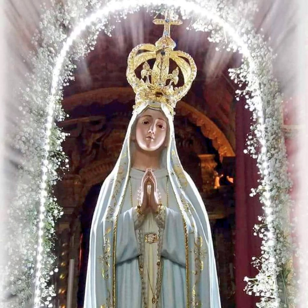 andriami1's tweet photo. Ó Mãe de bondade e misericórdia, Santa Virgem Maria, eu, pobre e pecadora, a vós recorro com todo o afeto do meu coração, implorando a vossa piedade. Assim como estivestes de pé junto à cruz do vosso Filho, também vos digneis assistir-me, não só a mim,  Amém.
#devocaomariana https://t.co/Y4MS6m7cCv