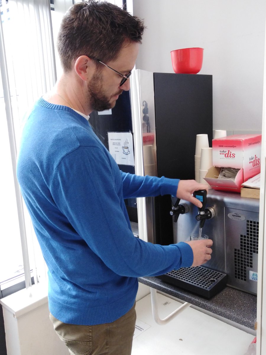 sprankle_NL's tweet photo. Bij de Tyltylschool de Maasgouw in Maastricht heeft het personeel sinds kort de beschikking over koel 🆒, gefilterd (bruis) water 🚰. Geen lauw water meer in de zomer 😋. https://t.co/5l27ngvLsU #bruiswater #waterkoeler #gezondheid #gefilterdwater #scholen https://t.co/8CMMzCZY9O