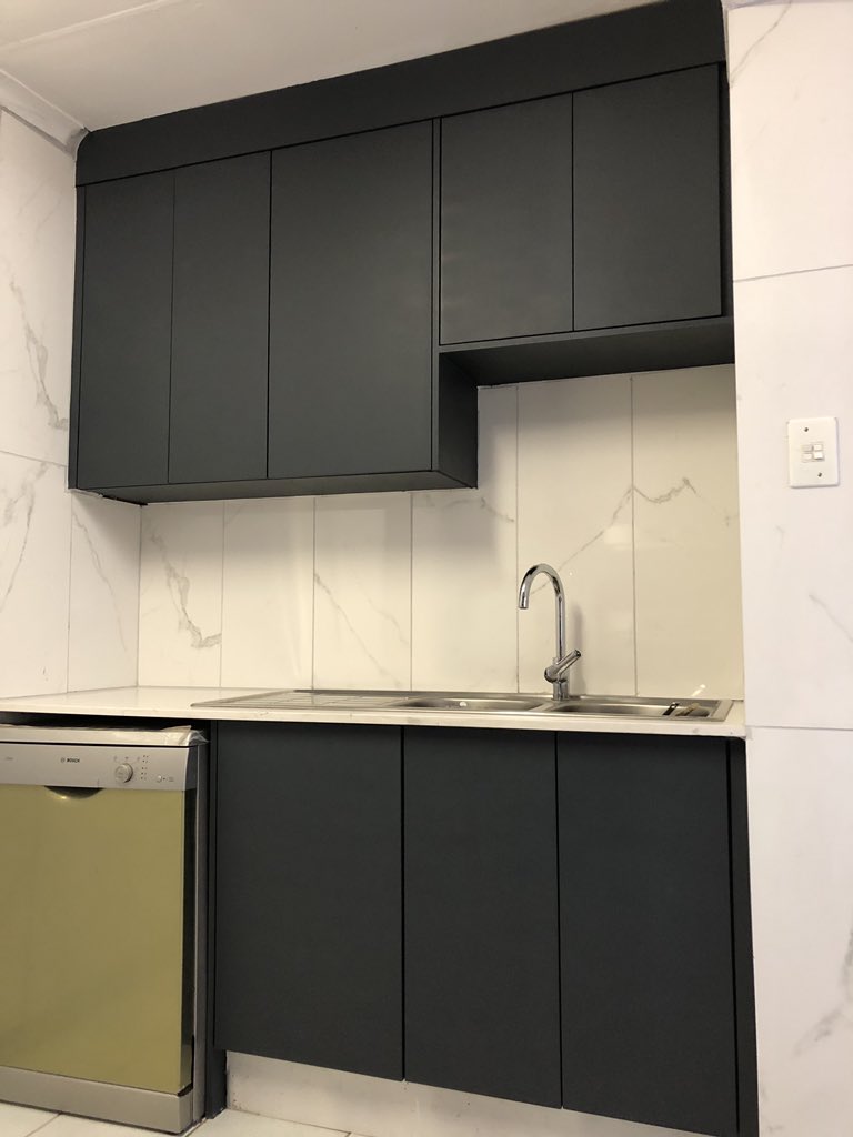 SabeloMkabela's tweet photo. I love what we’ve done with this kitchen. Matte grey with a white quartz top 😍

We make beautiful kitchens.

MRE🏡🏢 https://t.co/oVXxUYlAfk