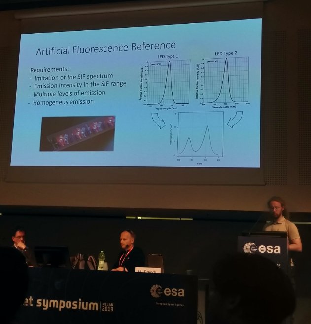 LauriMarkelin's tweet photo. Innovative way to be sure you are measuring SIF: use artificial #fluorescense reference. Andreas Burkhart #LPS19 https://t.co/pouzRYF2iM
