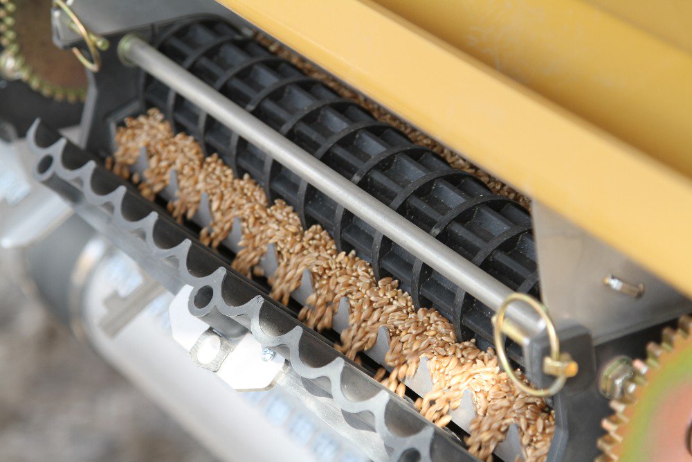 SeedMasterMfg's tweet photo. Our unique #UltraPro II metering provides individual row metering with proven research showing as low as 3.2% row to row variance. View the full report here: https://t.co/GQvSX4TYNE. https://t.co/APyFUiIuh4