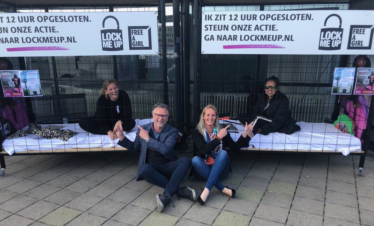 Wat een SUPER meiden Souad en Brianne van ⁦<a href="/Euromast010/">.</a>⁩ Vrijwillige opsluiting van 12 uur voor ⁦<a href="/freeagirl/">Free a Girl</a>⁩ . #freedomfighter Steun de dames is strijd tegen kinderprostitutie. lockmeup.nl/Souad-El-hamdo…. ⁦<a href="/DianaSchultzRTS/">Diana Schultz</a>⁩