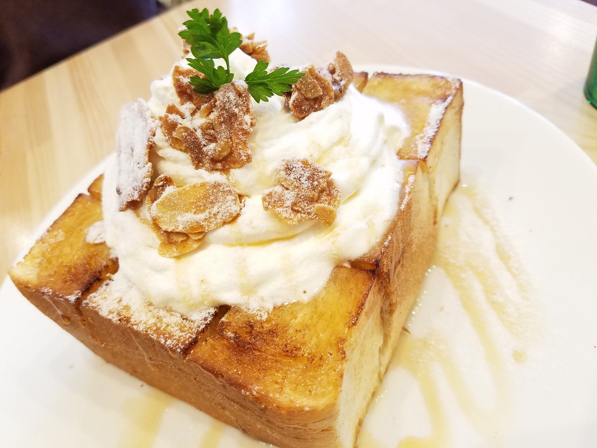 broadbeangoke's tweet photo. 今日は妹の買い物に付き合いつつ、パンケーキ食べてきました！
大戸屋跡地にできたナチュレーブとアズーロのコラボ(？)のお店。
パンケーキとハニートースト。
パンケーキはふわふわではあるけれど、札幌で食べたやつの方が美味しく感じた。
しかし私と妹ハニートーストに感動！
また行く( ≧∀≦)ノ https://t.co/u4HxXFpUM5