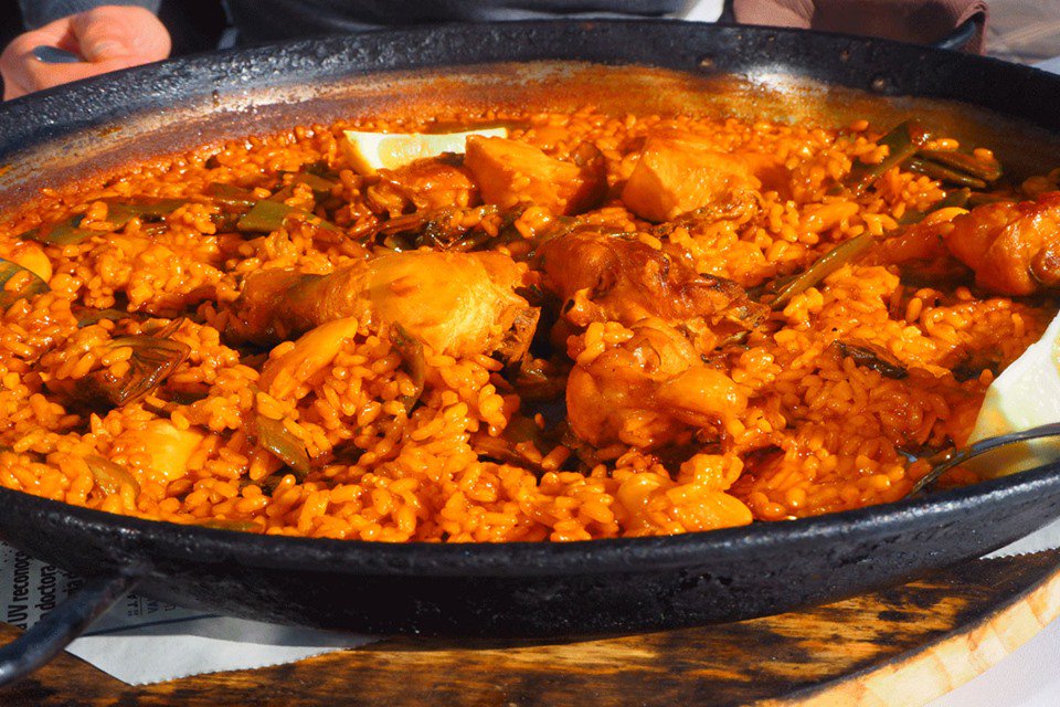 Eat the #bestpaella in #barcelona according to locals. #bestpaellainbarcelona #paellavalenciana #foodheaven #spain #barcelona. Read the post here: globeabout.com/best-paella-in…