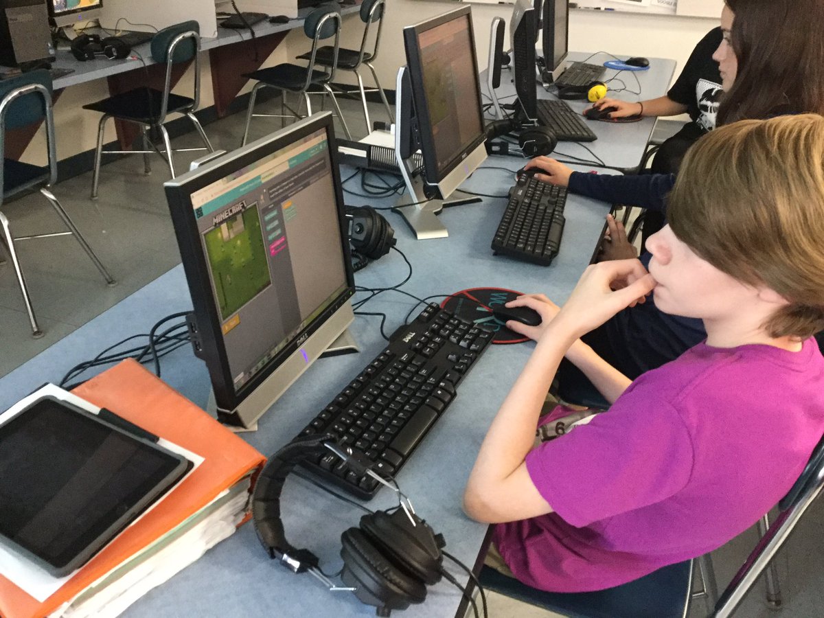 ChitchatNasto's tweet photo. 7th Graders building coding skills! Future programmers at work! #ComputerScience #BcsLionsPride #MrsNastocom #Codingorg Learning with #MineCraft https://t.co/MvVu2SEu5N