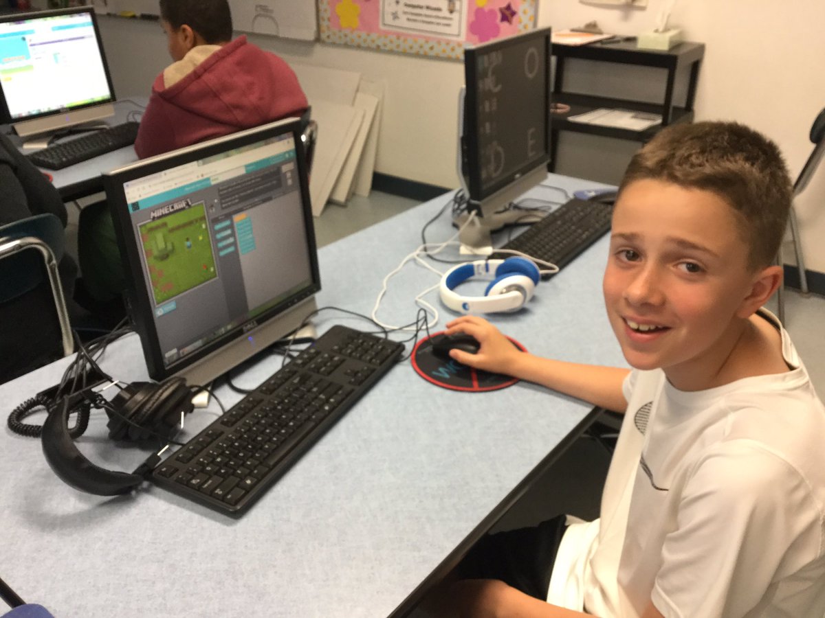ChitchatNasto's tweet photo. 7th Graders building coding skills! Future programmers at work! #ComputerScience #BcsLionsPride #MrsNastocom #Codingorg Learning with #MineCraft https://t.co/MvVu2SEu5N