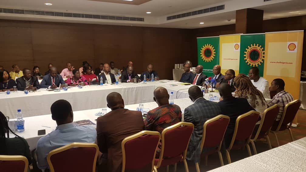 Shell_Nigeria's tweet photo. SPDC MD and Shell Country Chair Osagie Okunbor at the 2019 Shell Nigeria Briefing Notes launch with 🔌#energy editors in Lagos. https://t.co/4cY8oDXpwz #BriefingNotes https://t.co/BKefjSSnvK