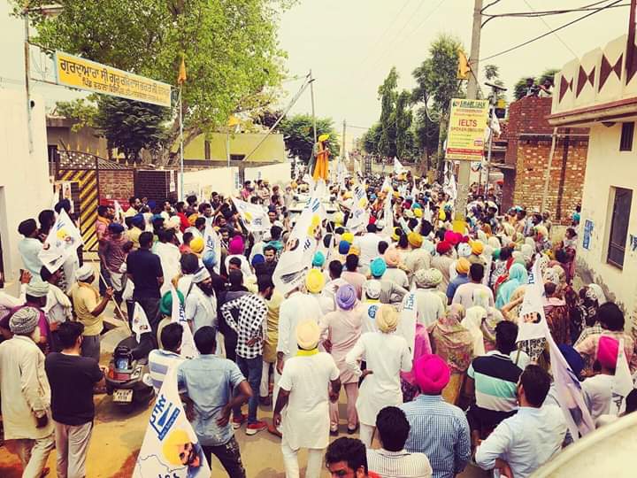 JaihindHimanshu's tweet photo. See the Difference between of two Pics 👇

Pic 1 :- Caption Amrinder Singh
Pic 2 :- Bhagwant Singh Mann 

Now you have Choose 🙏 

@AAPPunjab @HarpalCheemaMLA @NarinderKBharaj @sahnipuneet @AroraAmanSunam @BhagwantMann https://t.co/JxrncG7zwe