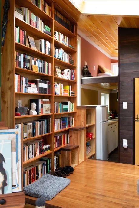 TinyHomeList's tweet photo. Maximize your tiny home space. Here’s how! Install floor to ceiling bookshelves. https://t.co/tYbcz4CHpK #thetinyhomelist #tinyhouse #tinyhomes #tinyhousebuild #tinyhousebuilders #nomortgage #savemoney #maximizespace https://t.co/Qpe52pkdBx