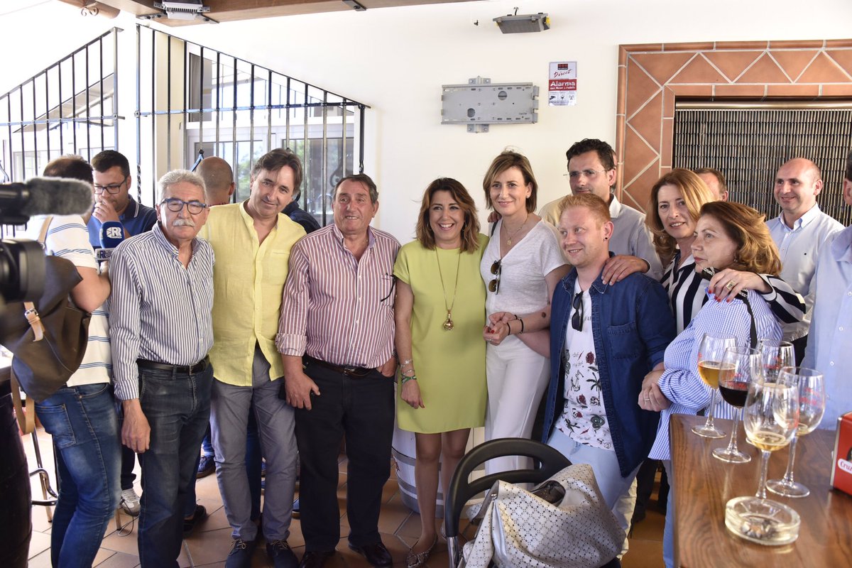 susanadiaz's tweet photo. Parada en #Arriate para saludar a l@s compañer@s del PSOE que esperaban en la sede de campaña junto al alcalde @MELCHORCONDE, y encuentro con los regidores y candidatos de los municipios de la Serranía de Ronda. https://t.co/OUvuyHCIlS